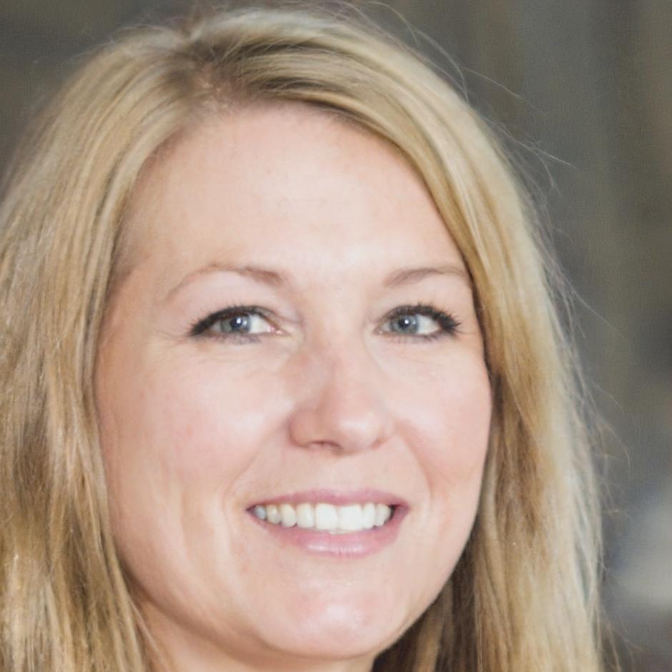 Zara Moonwright, Senior Financial Advisor